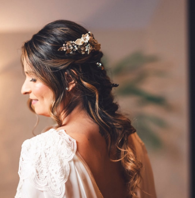 Novia con tocado de encaje floral Casa Victoria, de perfil